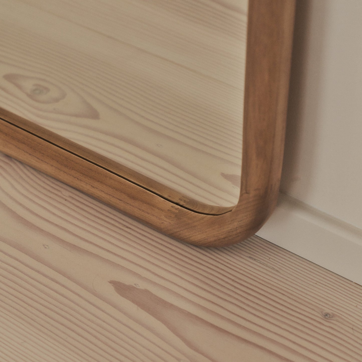 Milene – Specchio extra grande, a tutta altezza, curvo in legno caldo, 190 cm x 100 cm