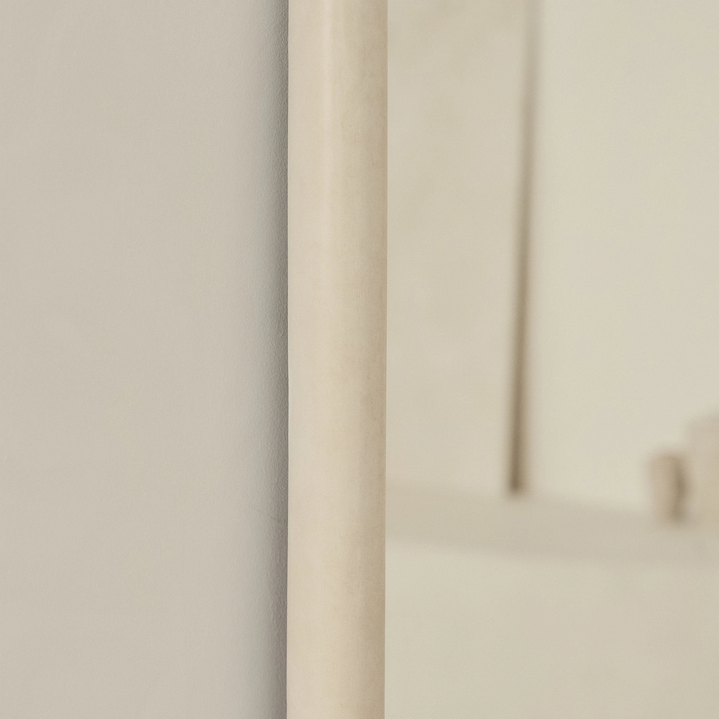 Specchio a figura intera di grandi dimensioni con cornice in cemento curvata – 180 x 100 cm (Liquidazione)